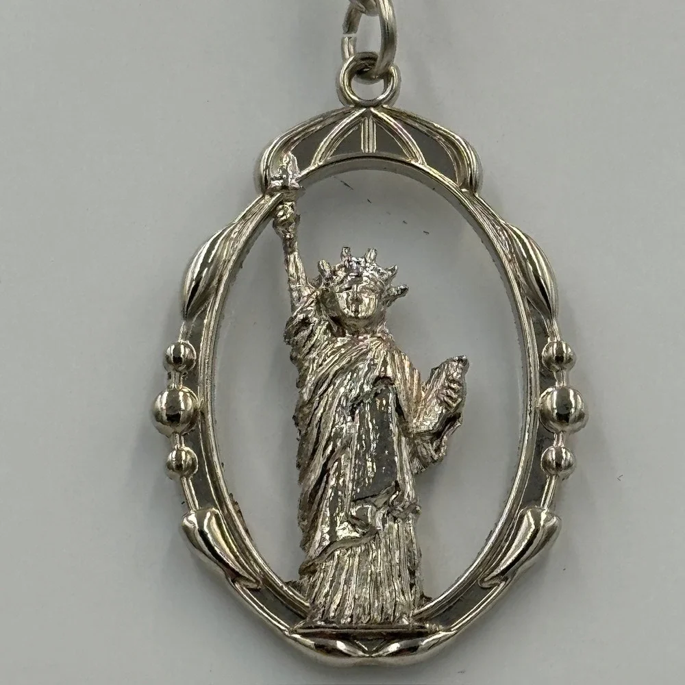 Statue of Liberty New York City Souvenir Keychain‎ Silver Tone Oval NY-N044